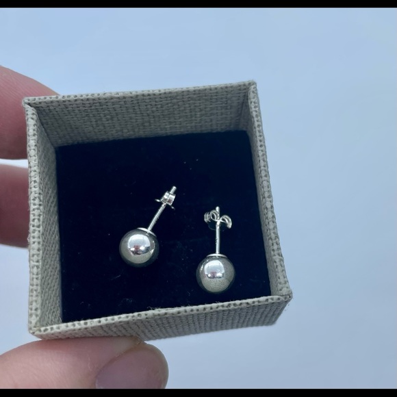 925 Sterling silver with rhodium ball studs - Picture 2 of 7